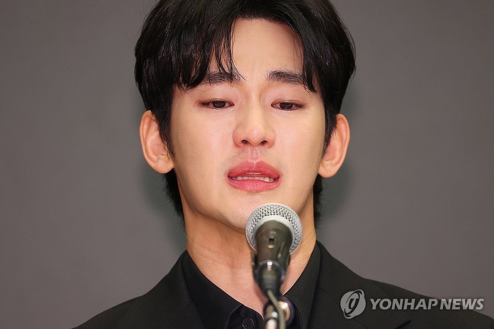 배우 김수현이 31일 오후 서울 마포구 스탠포드 호텔에서 미성년자였던 배우 고 김새론과 교제했다는 의혹과 관련해 입장발표 기자회견을 하고 있다. /연합