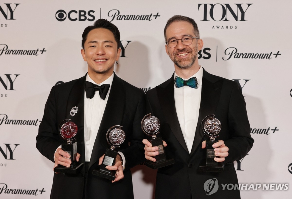 토니상 거머쥔 박천휴 작가(왼쪽)와 윌 애런슨 작곡가.