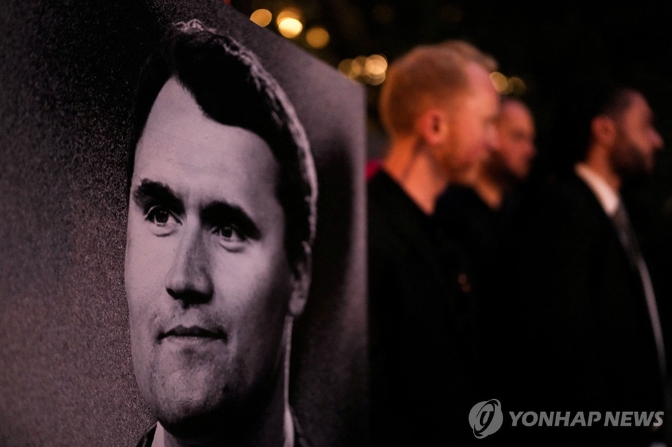 12일 뉴욕의 매디슨 스퀘어 공원에서 찰리 커크 추모 촛볼집회가 열리고 있다.