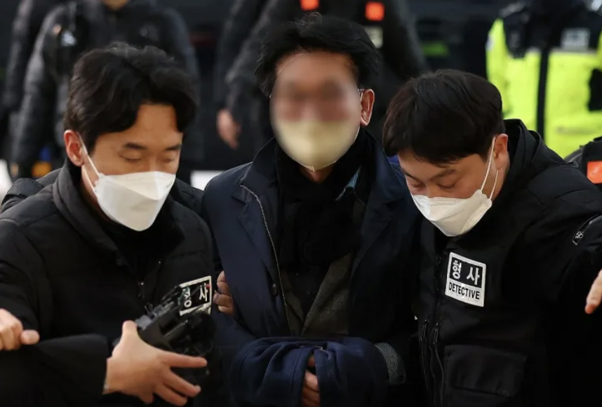 <strong>부산경찰청으로 압송되는 이재명 흉기 습격 피의자/연합뉴스</strong>
