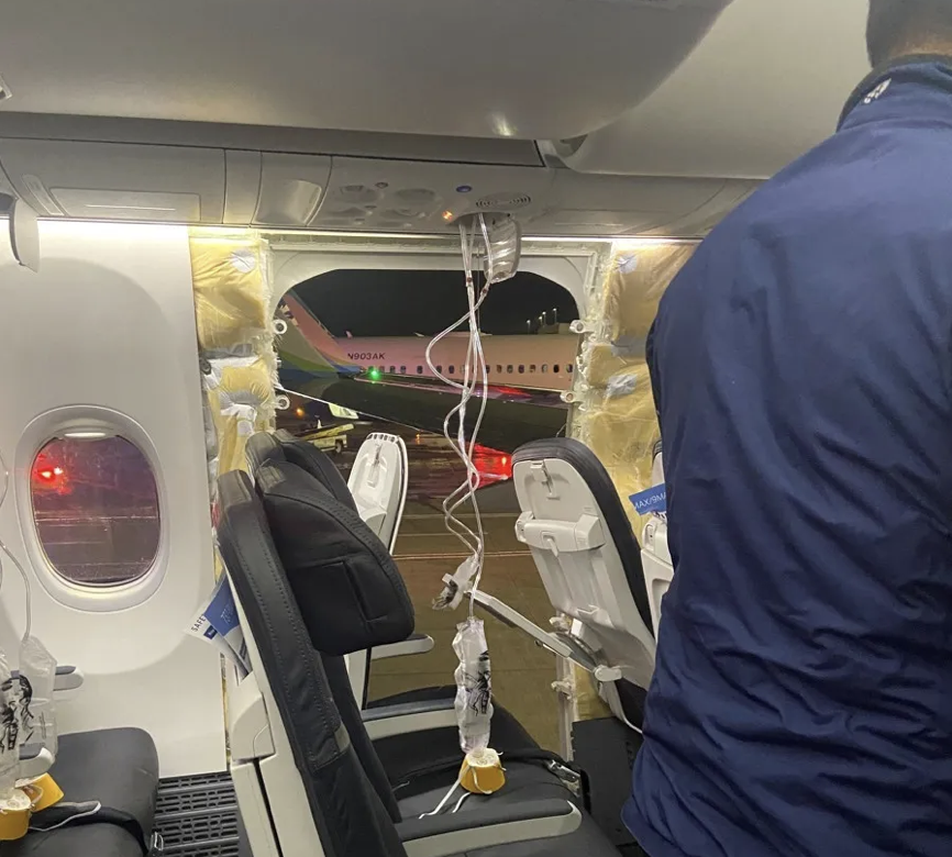 알래스카 항공 737맥스 여객기 동체 구멍 오리건주 포틀랜드공항을 이륙한 직후 압력 문제로 회항해 비상착륙한 알래스카 항공 1281편 737 맥스 여객기 동체 옆면에 뚫린 구멍/연합뉴스