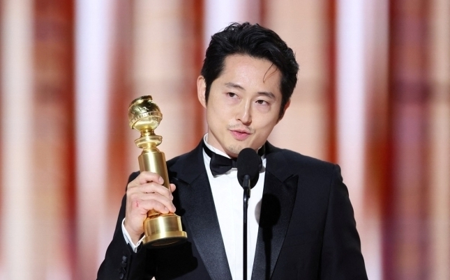골든글로브 남우주연상 받고 소감 밝히는 스티븐 연/연합뉴스