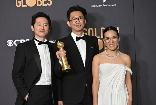 '성난 사람들' 골든글로브 3관왕. 왼쪽부터 스티븐 연과 이성진 감독, 앨리 웡/연합뉴스