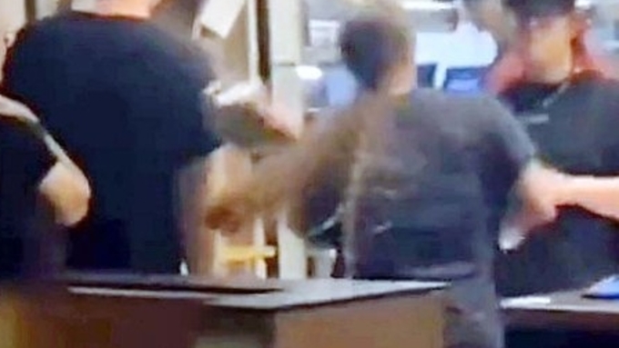 식당 직원에 난동 30대 여성...법원 "징역 살래" "식당 일할래?"