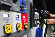 캘리포니아 주유소 또 오른다...휘발유 갤런당 5달러 돌파
