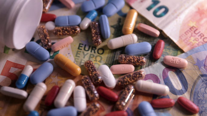 트럼프, 의약품 수입에 100 관세 발동... 제약업계·소비자 이중 충격