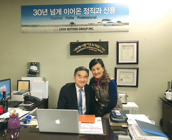생전 존 이 회장과 킴벌리 이 실장의 다정한 모습.
