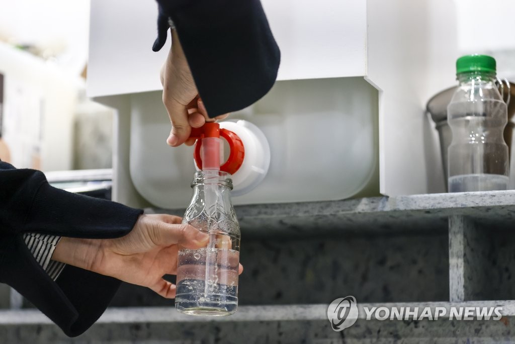21일 오후 일회용 포장재를 사용하지 않는 제로웨이스트 상점인 ’제로마켓’ 서울 홈플러스 월드컵점에서 한 관계자가 리필스테이션을 이용해 세제를 용기에 담고 있다.
제로마켓은 세제, 샴푸, 화장품 등 리필이 가능한 제품을 구매할 때 필요한 만큼만 무게를 재서 살 수 있는 친환경 매장이다. 제품은 매장에 비치된 전용 용기나 개인이 가져온 다회용기에 담아서 구매할 수 있다.