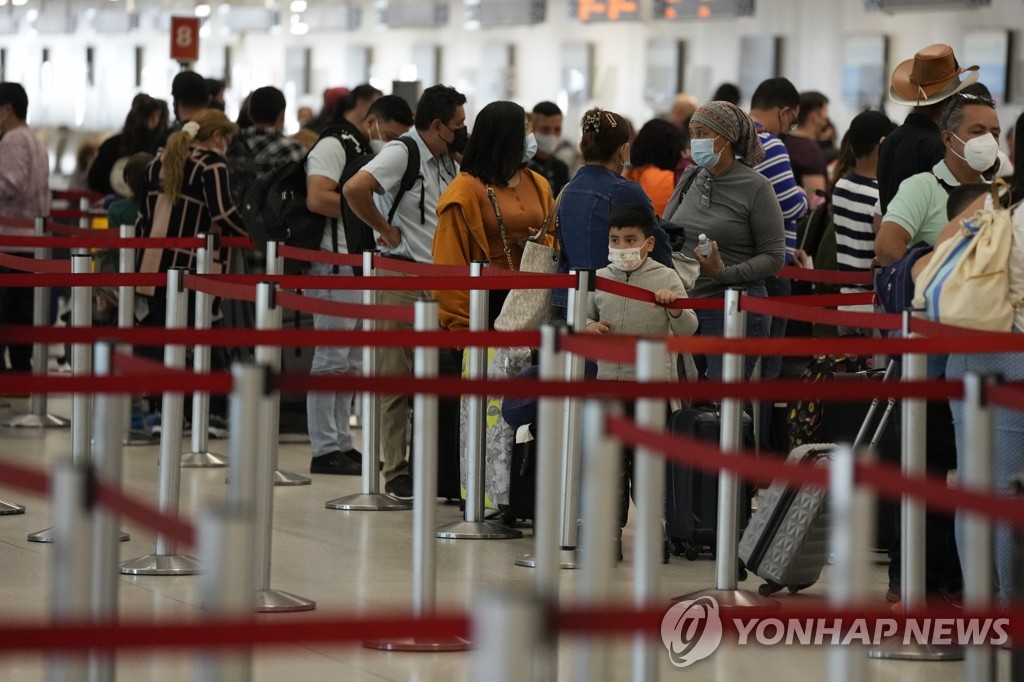 오미크론에 폭설 겹치면서 나흘째 이어진 미국 항공대란
(마이애미 AP=연합뉴스)