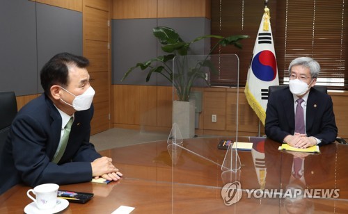 작년 9월 금융위원회에서 면담한 고승범 금융위원장(오른쪽)과 정은보 금융감독원장
[금융위원회 제공