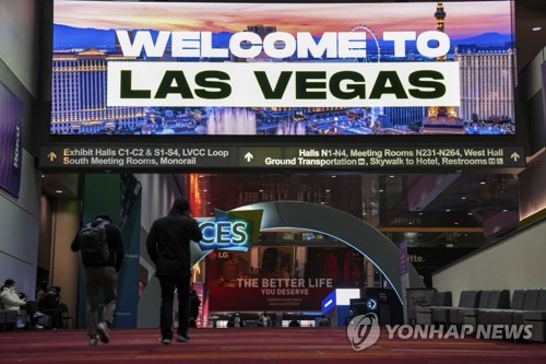 개막 하루 앞둔 미 라스베이거스 'CES 2022' 행사장
(라스베이거스 AP=연합뉴스) 4일(현지시간) 미국 네바다주 라스베이거스에서 개막을 하루 앞둔 세계 최대 정보기술(IT)·전자 박람회 'CES 2022' 행사장의 모습. IT·가전 분야 혁신의 경연장인 'CES 2022'는 이곳 주요 호텔과 컨벤션센터에서 5~7일에 열린다