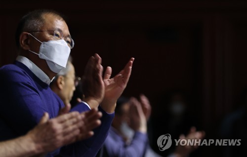 박수치는 정의선 현대차그룹 회장
(라스베이거스=연합뉴스) 이지은 기자 = 정의선 현대차그룹 회장이 4일 오후(현지시간) 미국 네바다주 라스베이거스 만달레이베이 호텔에서 열린 프레스 컨퍼런스에서 박수를 치고 있다