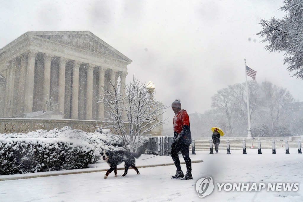 워싱턴 DC 폭설(워싱턴=AP 연합뉴스)워싱턴DC 대법원 앞(photo@yna.co.kr 2022.1.3)