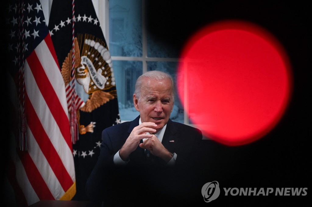 조 바이든 대통령이 3일 육류가격 인하를 위한 백악관 회의에서 참석자의 발언을 듣고 있다.(워싱턴 AFP=연합뉴스) 2022.1.3-photo@yna.co.kr