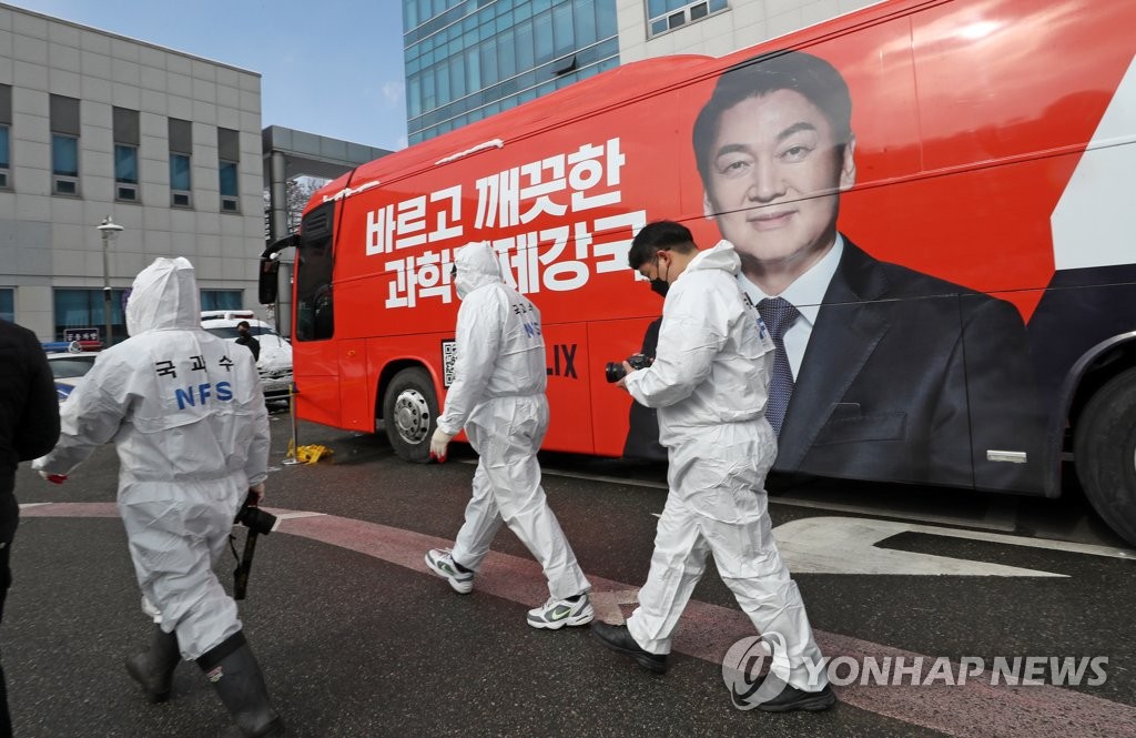 안철수 후보 유세버스 감식(연합뉴스)16일 오전 충남 천안시 동남구 청당동 천안동남경찰서에서 경찰과 국립과학수사연구원 등이 국민의당 안철수 대선후보 유세용 버스를 합동 감식하고 있다. 전날 오후 천안 시내 도로에 주차된 이 버스에서 일산화탄소 중독으로 추정되는 사고가 발생해 버스 운전기사와 선거운동원 2명이 숨지는 사고가 발생했다. 2022.2.16 psykims@yna.co.kr