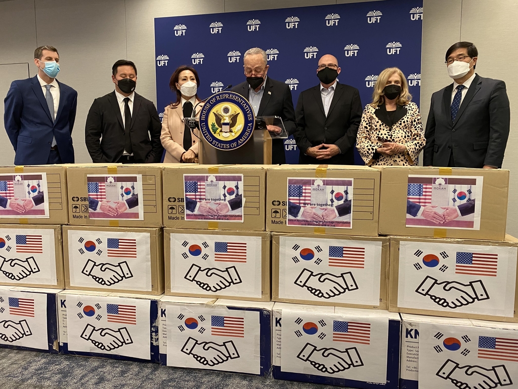 한인 마스크 기부행사에서 발언하는 척 슈머(뉴욕=연합뉴스) 척 슈머(가운데) 미국 민주당 상원 원내대표가 18일 뉴욕시 맨해튼 교사연맹(UFT) 본부에서 열린 미주한인이민사박물관과 주뉴욕 한국총영사관의 마스크 기증식에서 발언하고 있다. 왼쪽부터 에드워드 브론스틴 뉴욕주 하원의원, 론 김 뉴욕주 하원의원, 김민선 미주한인이민사박물관장, 슈머 원내대표, 마이클 멀그루 UFT 위원장, 캐럴린 멀로니 연방 하원의원, 정병화 뉴욕총영사. 2022.2.18. firstcircle@yna.co.kr