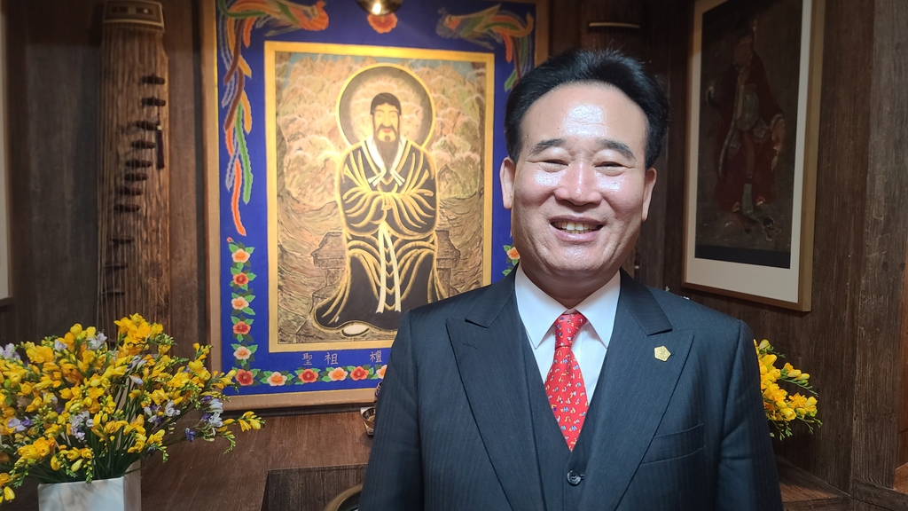 경천신명회 이성재 총회장
(서울=연합뉴스) 무속인 단체인 경천신명회 이성재(68) 총회장이 지난 11일 서울 송파구 가락동에 있는 개인 신당에서 연합뉴스와 만나 최근 정치권을 중심으로 불거진 '무속인 논란'에 대한 입장을 밝혔다. 2022.2.14