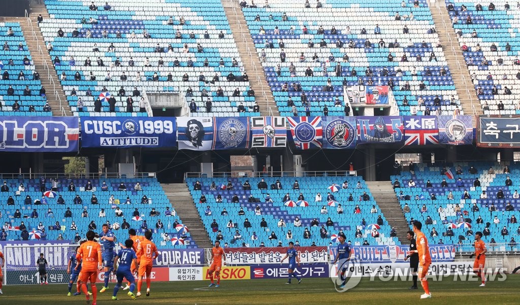 거리두기 지키며 즐기는 프로축구
(수원=연합뉴스) 14일 경기도 수원월드컵경기장에서 열린 '하나원큐 K리그 1' 수원 삼성 블루윙즈와 강원 FC의 경기를 찾은 팬들이 거리두기를 지키며 경기를 관람하고 있다. 2021.3.1