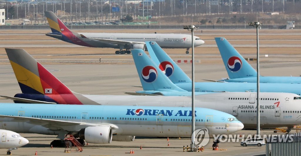 합병 앞둔 대한항공-아시아나항공
(영종도=연합뉴스) 12일 영종도 인천국제공항 주기장에 합병을 앞둔 대한항공과 아시아나항공의 항공기가 보인다. 2022.1.12