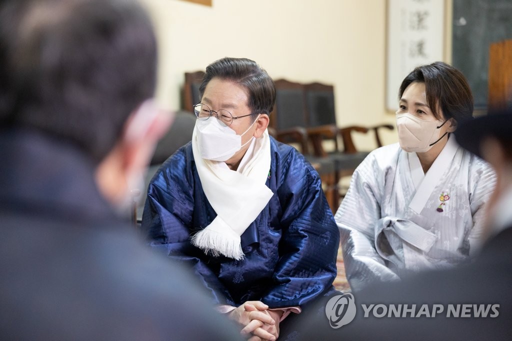 설날 경주 이씨 어르신 방문한 이재명 대선후보 (안동=연합뉴스) 더불어민주당 이재명 대선 후보가 부인 김혜경 씨와 함께 설 명절인 1일 경북 안동시 보원재를 방문, 경주 이씨 어르신과 대화하고 있다. 2022.2.1 [더불어민주당 선대위 제공