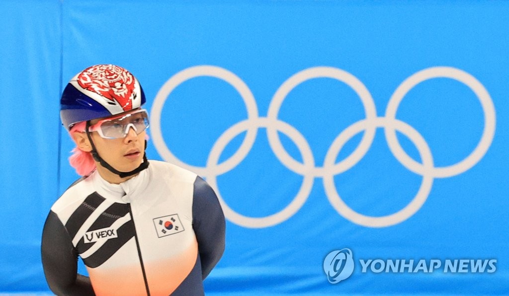 핑크빛 올림픽
(베이징=연합뉴스) 대한민국 쇼트트랙 대표팀 곽윤기가 1일 중국 베이징 캐피털 실내경기장에서 열린 2022 베이징동계올림픽 공식 훈련에서 생각에 잠겨있다. 2022.2.1