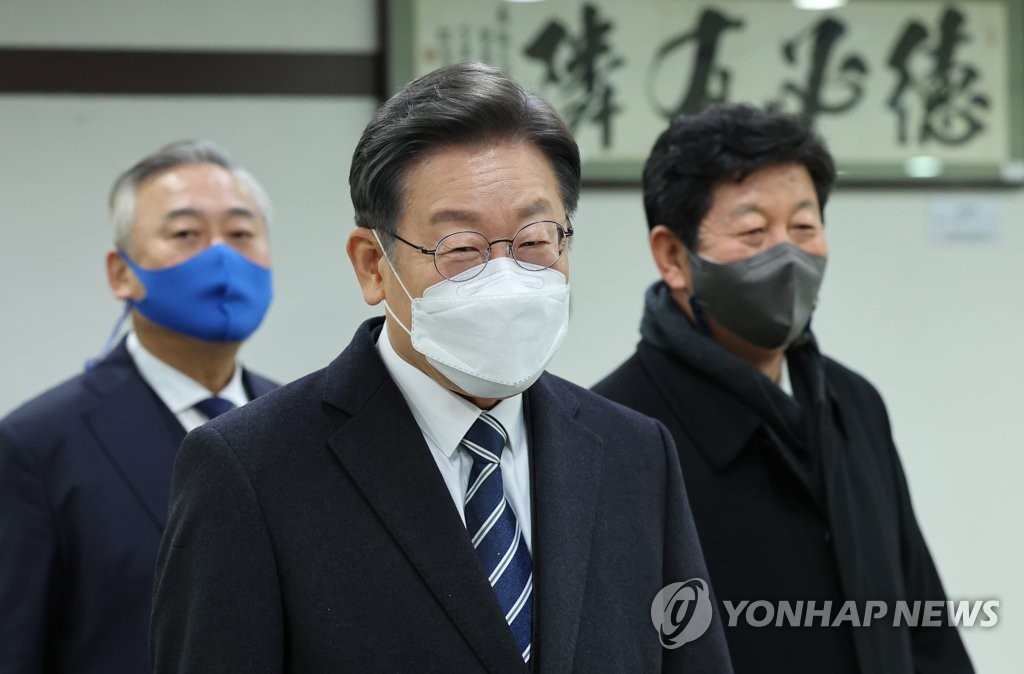 부산상공회의소 방문한 이재명 대선후보 (부산=연합뉴스) 백승렬 기자 = 더불어민주당 이재명 대선후보가 6일 부산시 부산진구 부산상공회의소를 방문하고 있다.