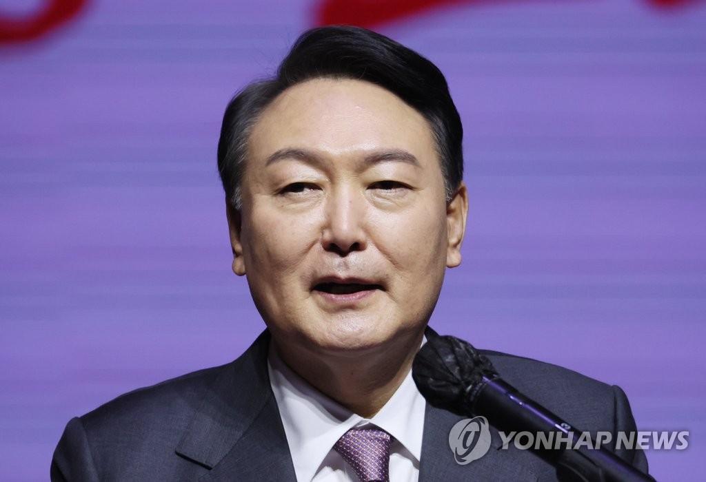 윤석열, 광주선대위 필승결의대회 발언(광주=연합뉴스) 국민의힘 윤석열 대선 후보가 6일 오후 광주 서구 김대중컨벤션센터에서 열린 광주선대위 필승결의대회에서 발언하고 있다. 2022.2.6