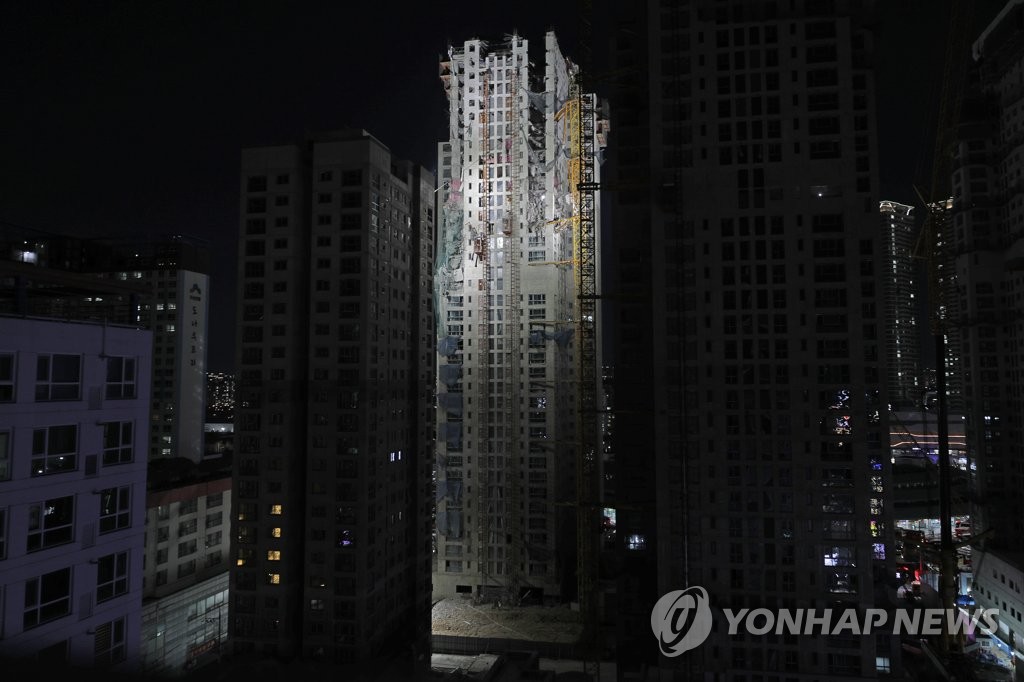 광주 붕괴사고 실종자 수색 마무리
(광주=연합뉴스) 8일 오후 광주 서구 화정아이파크 붕괴사고 현장에서 마지막 매몰자 구조가 일몰 후까지 이어지고 있다. 구조 당국은 이번 사고로 숨진 6번째 건설노동자를 26층 잔해에서 수습, 붕괴 발생 29일째인 이날 실종자 수색과 매몰자 구조를 완료했다. 2022.2.8