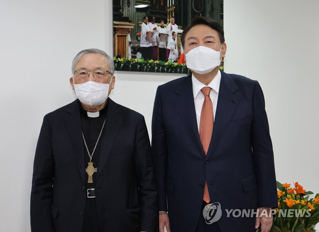 염수정 추기경 예방하는 윤석열 대선 후보
(서울=연합뉴스) 국민의힘 윤석열 대선 후보가 11일 오전 서울 종로구 가톨릭대 강성삼관에서 염수정 추기경을 예방, 기념촬영하고 있다. 2022.2.11