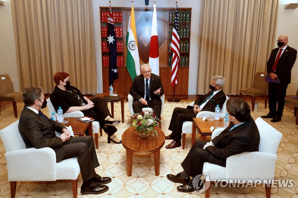 '쿼드' 외무장관 면담하는 모리슨 호주 총리
(멜버른 AFP=연합뉴스) 스콧 모리슨(중앙) 호주 총리가 11일(현지시간) '쿼드'(Quad·미국·인도·호주·일본) 외무장관 회담을 앞두고 멜버른 의회 사무실에서 자신을 예방한 토니 블링컨(왼쪽) 미국 국무장관을 비롯해 호주 머리스 페인(왼쪽에서 2번째), 인도 S. 자이샨카르(오른쪽에서 2번째) 외무장관, 일본 하야시 요시마사(오른쪽) 외무상과 면담하고 있다. 2022.2.11