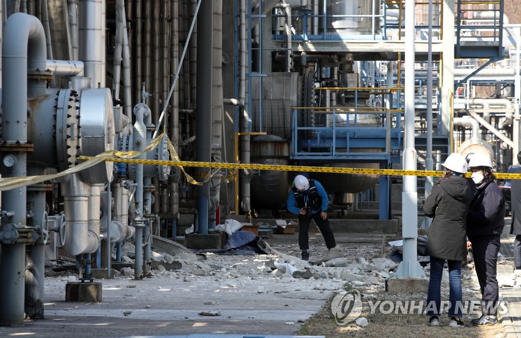여천NCC 3공장 폭발 현장
(여수=연합뉴스) 11일 전남 여수시 화치동 여수국가산업단지 내 여천NCC 3공장에서 관계자들이 폭발 현장을 둘러보고 있다. 폭발은 오전 9시 26분께 열교환 기밀시험(테스트) 도중 발생했고, 현장에 있던 작업자 8명 가운데 4명이 사망하고 4명은 중·경상을 입고 병원으로 옮겨졌다. 2022.2.11
