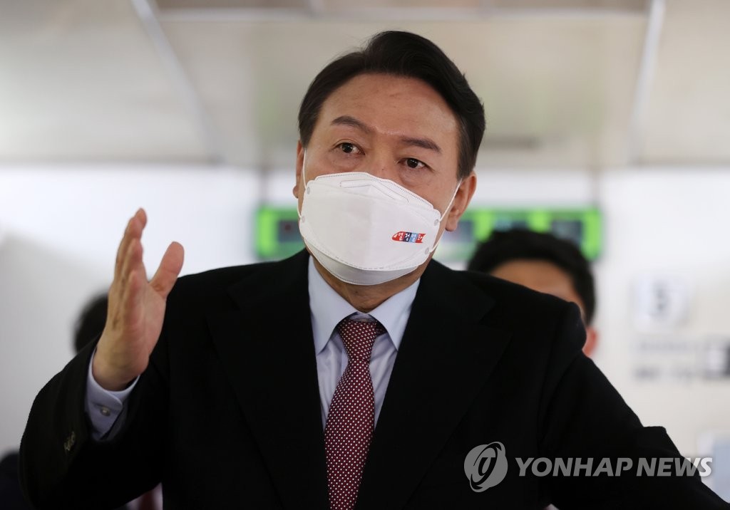 윤석열, 열정열차 안 질의응답
(순천=연합뉴스) 국민의힘 윤석열 대선 후보가 12일 오후 전남 순천역에서 정책 공약 홍보를 위한 '열정열차'에 탑승해 취재진과 질의응답을 하고 있다. 2022.2.12