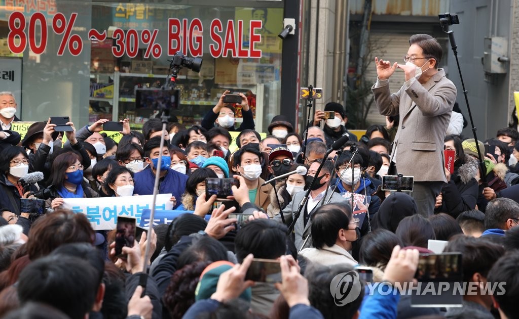 이재명 대선후보 청주 즉석연설 (청주=연합뉴스) 더불어민주당 이재명 대선후보가 12일 충북 청주시 상당구 성안길에서 즉석연설을 통해 지지를 호소하고 있다. 2022.2.12