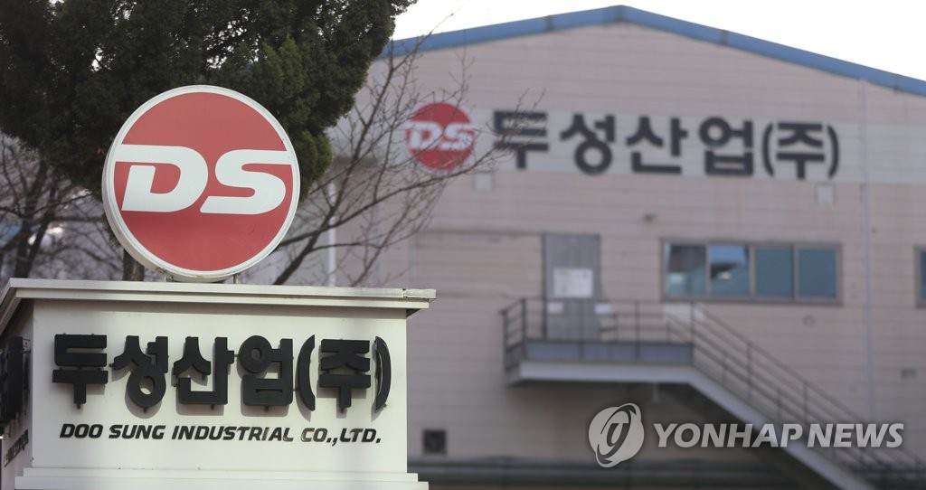 노동부, 두성산업 압수수색
(창원=연합뉴스) 급성 중독으로 인한 직업성 질병자 16명이 발생한 것과 관련해 18일 노동부 부산지방고용노동청과 창원지청이 경남 창원시 의창구에 위치한 두성산업에 대해 압수수색했다. 두성산업 급성 중독은 중대재해처벌법 시행 후 처음 확인된 직업성 질병에 의한 중대 산업재해다. 사진은 두성산업 정문. 2022.2.18