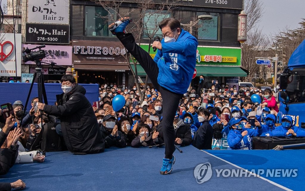 이재명의 하이킥,부스터 슛..코로나 걷어차기
(전주=연합뉴스) 더불어민주당 이재명 대선후보가 19일 전북 전주시 전북대학교 앞에서 열린 '새로운 전북의 미래, 균형발전의 중심 전북!'전주 집중 유세에서 코로나를 날려버리는 '부스터 슛' 세리머니를 하고있다. 2022.2.19