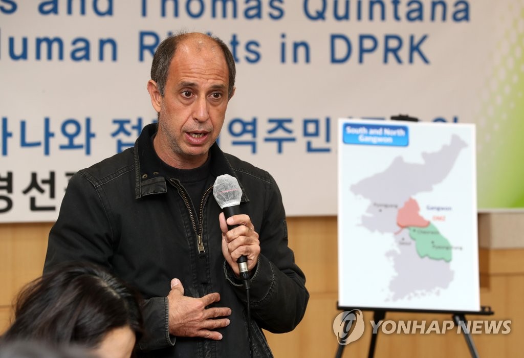 대북 전단 살포 견해 밝히는 킨타나 보고관
(철원=연합뉴스) 토마스 오헤아 킨타나 유엔 북한인권특별보고관이 19일 강원 철원군 접경지를 찾았다. 킨타나 보고관이 민간인출입통제선(민통선) 너머 국경선평화학교에서 가진 접경지 주민들과 간담회에서 대북 전단 살포와 관련한 견해를 밝히고 있다. 2022.2.19