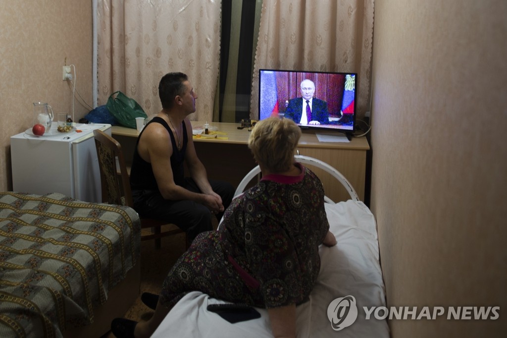 '푸틴 대국민 담화' TV 방송 지켜보는 우크라 동부 피란민들
(로스토프온돈 AP=연합뉴스) 21일(현지시간) 러시아 남부 로스토프온돈의 임시 피란민 수용소에서 친(親)러시아 분리주의 반군이 통제하는 우크라이나 동부 돈바스(도네츠크, 루간스크주) 지역 주민들이 TV를 통해 블라디미르 푸틴 러시아 대통령의 대국민 담화를 지켜보고 있다. 푸틴 대통령이 이날 대국민 담화 후 돈바스 지역의 친러시아 분리주의자들이 선포한 자칭 도네츠크인민공화국(DPR)과 루간스크인민공화국(LPR)의 독립을 승인하는 대통령령에 서명했다. 2022.2.22