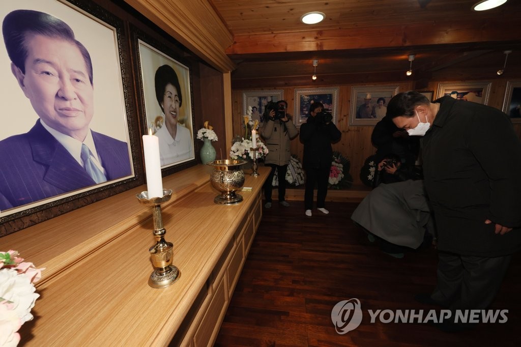 DJ생가 찾은 윤석열
(신안=연합뉴스) 국민의힘 윤석열 대선 후보가 23일 오후 전남 신안군 하의도 김대중 전 대통령 생가를 방문해 참배하고 있다. 2022.2.23