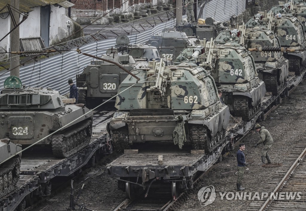 우크라 국경 인근 역 기차에 실린 러시아군 장갑차
(로스토프 EPA=연합뉴스) 우크라이나를 둘러싼 전운이 고조되고 있는 가운데 23일(현지간) 국경을 맞댄 러시아 로스토프 역에 정차된 기차 위에 장갑차가 즐비하게 적재돼 있다. 블라디미르 푸틴 러시아 대통령은 사흘 전 우크라이나 동부 돈바스 지역 친러 분리주의자들이 결성한 도네츠크인민공화국(DPR)과 루간스크인민공화국(LPR)의 독립을 승인하고 평화유지를 명분으로 자국군에 이 지역 진입을 명령했다.