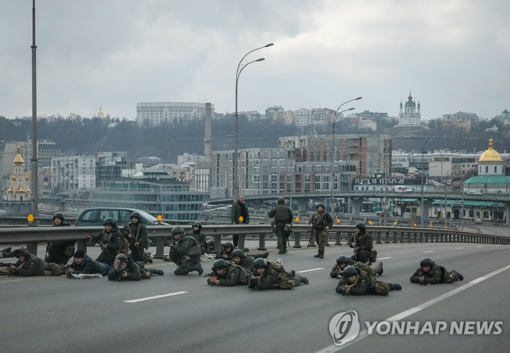 러시아군 진격에 키예프서 전투태세 갖추는 우크라 방위군 (키예프 로이터=연합뉴스) 러시아의 우크라이나 침공 이틀째인 25일(현지시간) 우크라이나 국가방위군이 수도 키예프 중심부에서 러시아군의 진군에 대비해 전투태세를 갖추고 있다. 2022.2.25