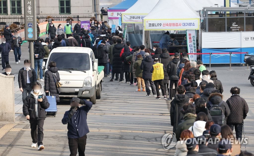 코로나19 검사 기다리는 시민들
(서울=연합뉴스) 김인철 기자 = 28일 오전 서울역 광장에 마련된 신종 코로나바이러스 감염증(코로나19) 선별 검사소에서 검사를 받으려는 시민들이 줄을 서고 있다. 2022.2.28
