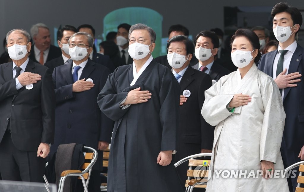 국기에 경례하는 문재인 대통령 내외
(서울=연합뉴스) 안정원 기자 = 문재인 대통령과 김정숙 여사가 1일 서울 서대문구 국립 대한민국임시정부 기념관에서 열린 제103주년 3.1절 기념식에서 국기에 경례를 하고 있다. 2022.3.1