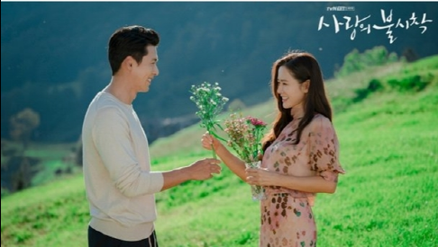 드라마 '사랑의 불시착' 장면 속의 현빈. 손예진
