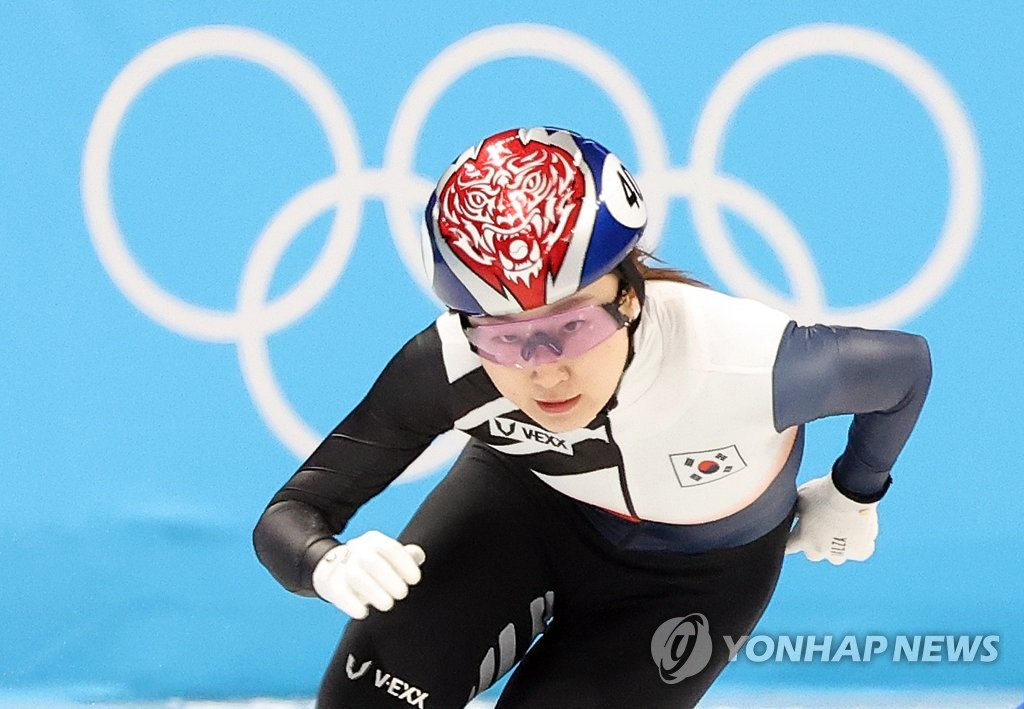 쇼트트랙 최민정
쇼트트랙 최민정이 16일 중국 베이징 캐피털 실내 경기장에서 열린 2022 베이징 동계올림픽 쇼트트랙 여자 1,500m 결승에서 결승선을 향해 역주하고 있다. 2022.2.16