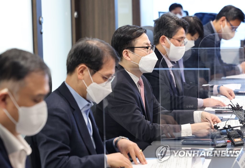 우크라 사태 긴급 수출입업계 간담회
(서울=연합뉴스) 여한구 산업통상자원부 통상교섭본부장(가운데)이 지난달 28일 서울 강남구 한국무역협회에서 열린 러시아의 우크라이나 침공 사태와 관련 긴급 수출입업계 간담회에 참석해 발언하고 있다. 2022.2.28