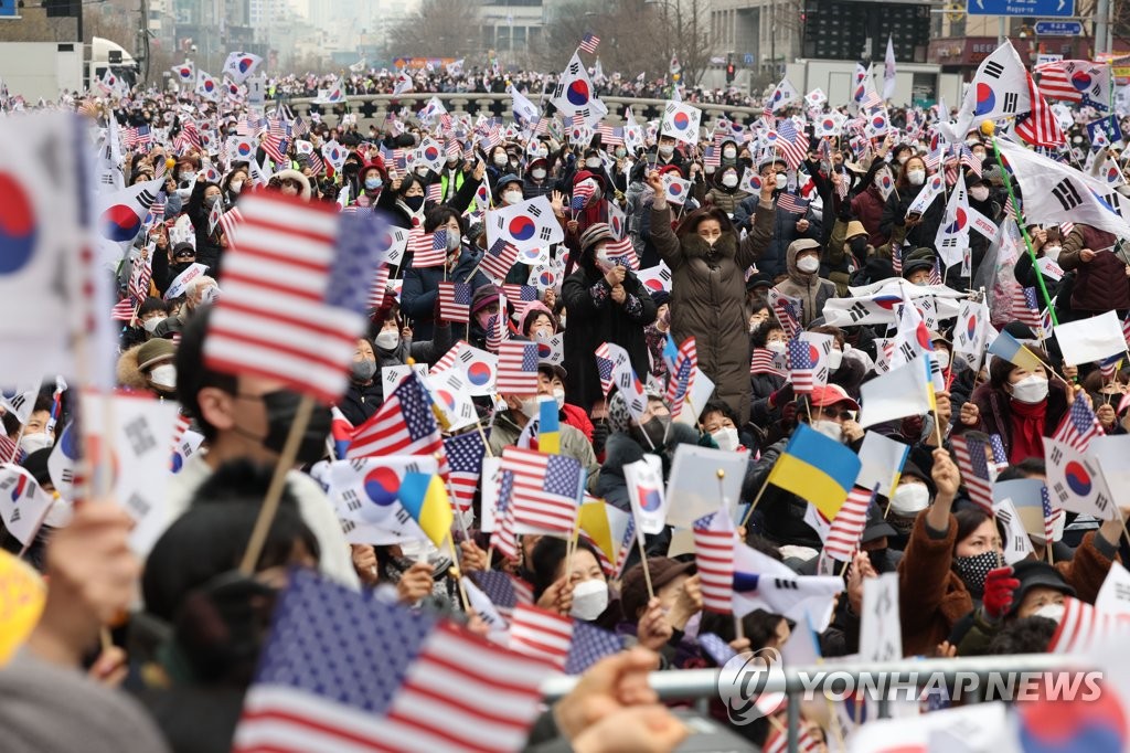3·1절 국민혁명당 기도회
(서울=연합뉴스) 류영석 기자 = 1일 오후 서울 청계광장에서 국민혁명당 및 광화문1천만국민기도회 관계자 등이 3·1절 1천만 기도회를 하고 있다. 2022.3.1