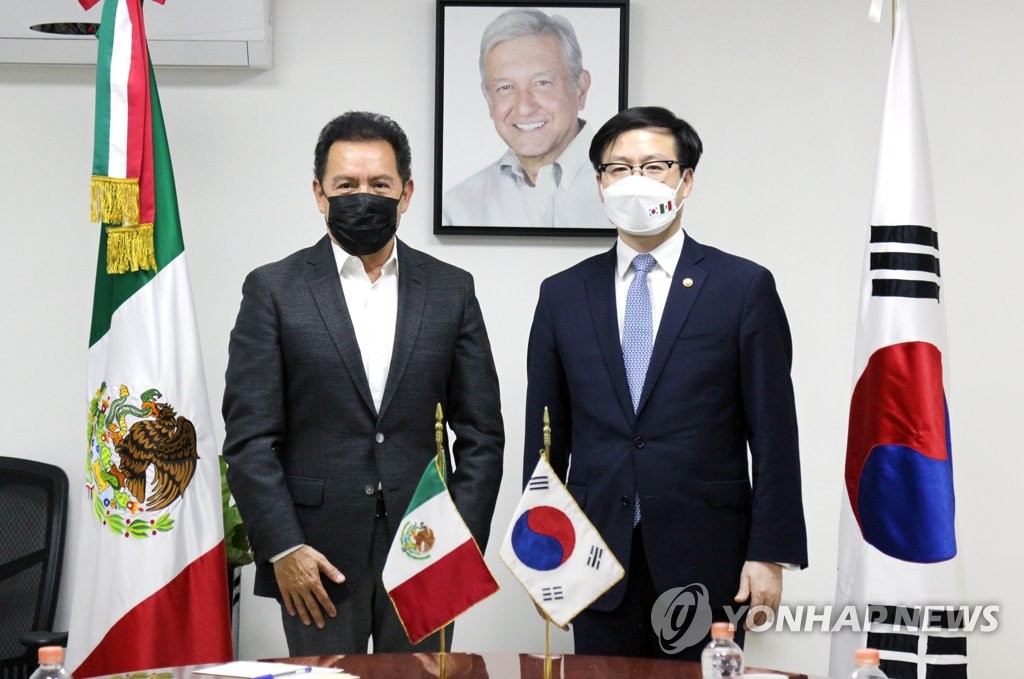 여한구 통상교섭본부장, 멕시코 하원 여당 원내대표 면담
(서울=연합뉴스) 여한구 산업통상자원부 통상교섭본부장이 1일(현지시간) 멕시코 하원 회의실에서 모세스 이그나시오 미에르 벨라스코(Moses Ignacio Mier Velazco) 멕시코 하원 원내대표(국가재건운동(Morena), 여당)와 면담을 갖고 기념 촬영하고 있다. 2022.3.2