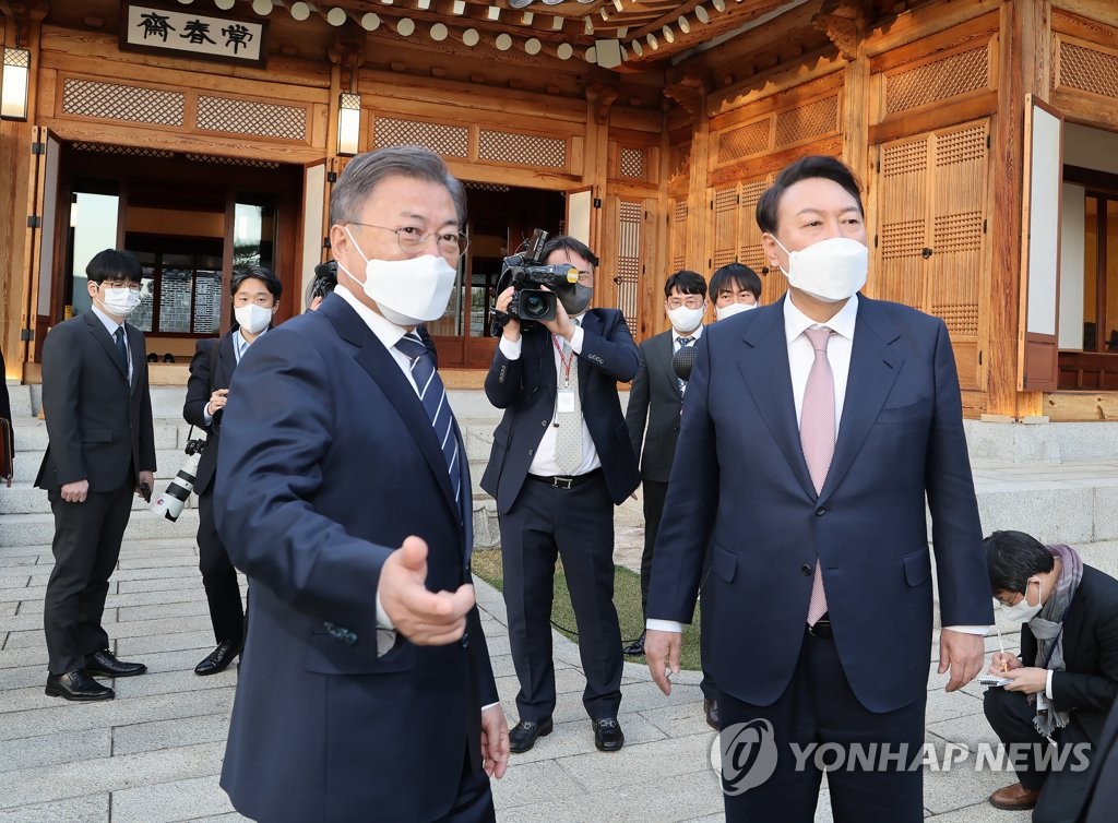 대화하는 문재인 대통령과 윤석열 대통령 당선인
(서울=연합뉴스) 문재인 대통령과 윤석열 대통령 당선인이 28일 오후 청와대 상춘재에서 만찬 회동에 앞서 대화하고 있다. 2022.3.28