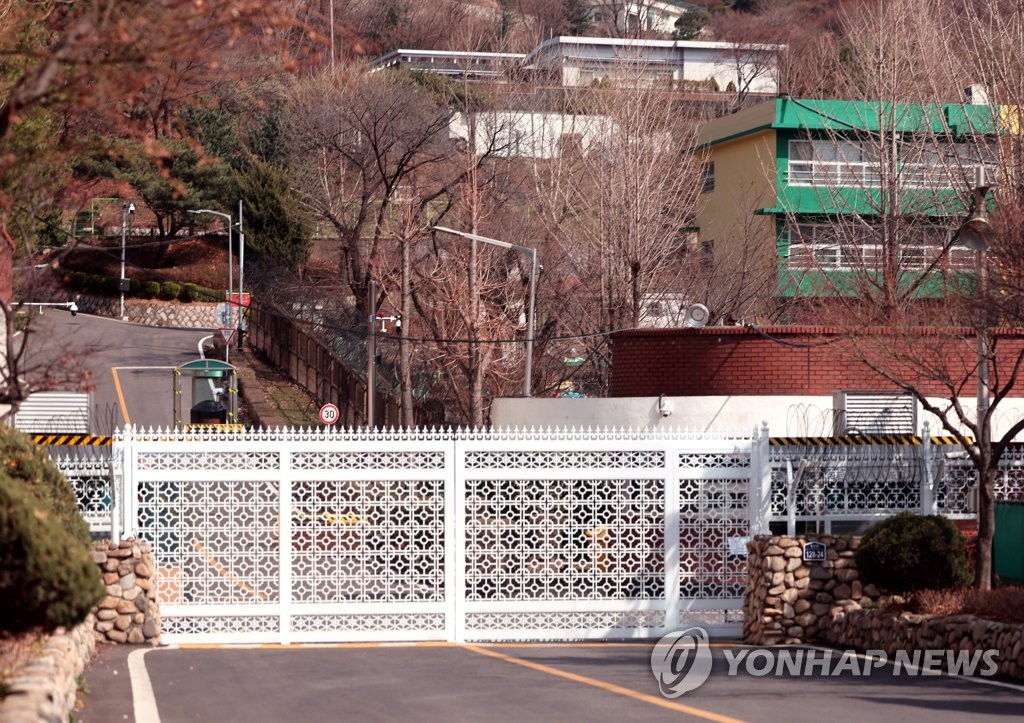 윤석열 대통령 당선인이 새 관저로 서울 용산구 한남동 외교부 장관 공관을 유력 후보지로 놓고 본격적인 검토에 나섰다. 인수위 관계자는 20일 통의동 인수위 사무실에서 기자들과 만나 외교부 장관 공관을 대통령 관저로 검토하는지에 대해