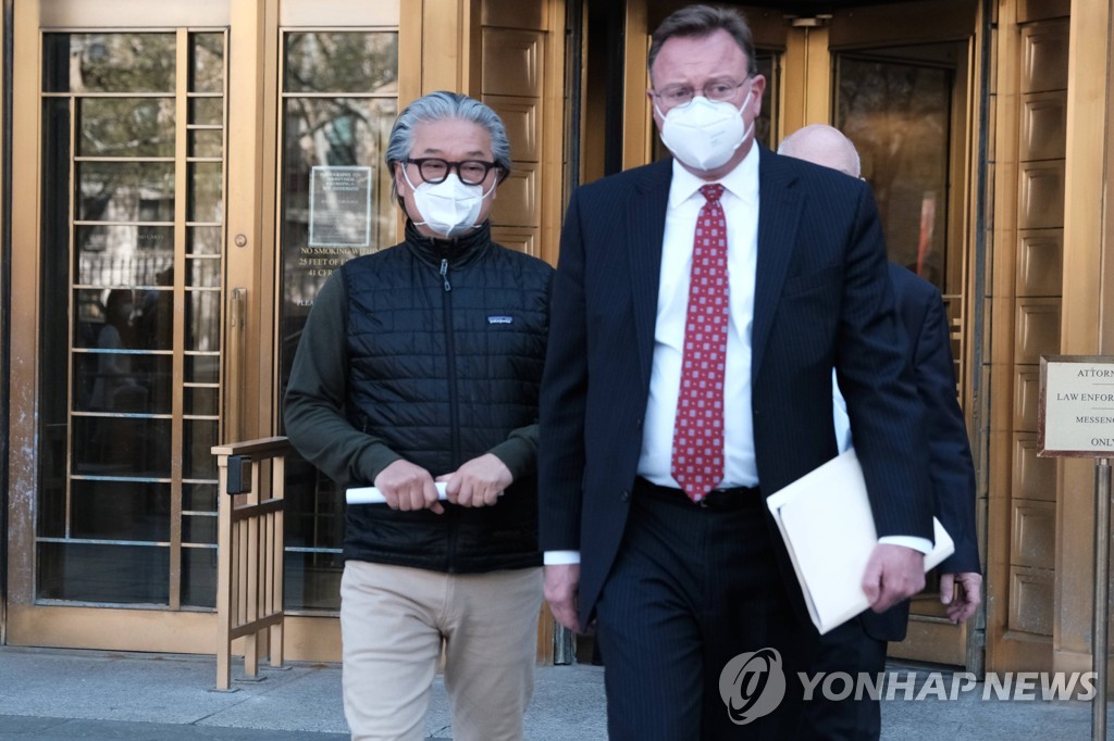 법원을 나서는 아케고스 캐피털 설립자 빌 황
(뉴욕 AFP) 사기 혐의로 기소된 아케고스 캐피털 설립자 빌 황이 뉴욕 맨해튼 연방 법원을 나서고 있다. 2022.4.27